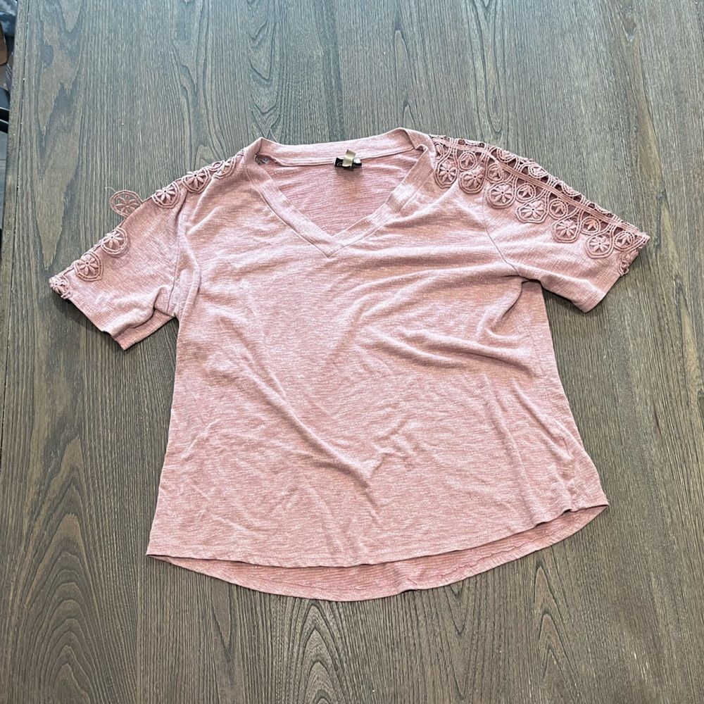 Como Vintage Light Pink V-Neck Short Sleeve Lace Size L